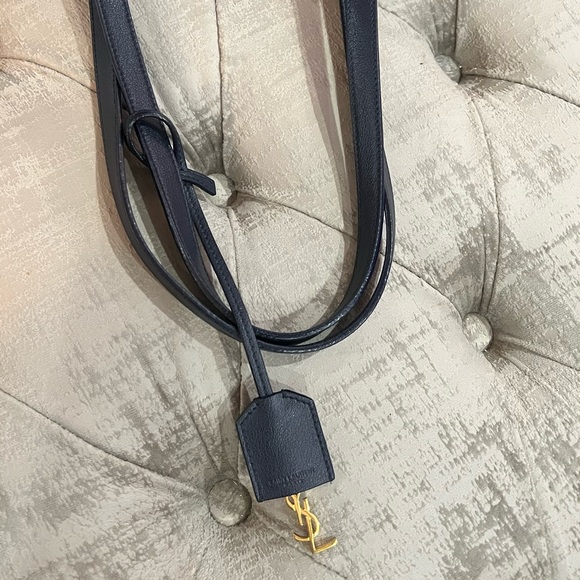 𝐒𝐎𝐋𝐃 𝐕𝐈𝐀 𝐄𝐌𝐓** 𝟏𝟎𝟎𝟎💯 authentic YSL navy blue with gold - Picture 4 of 7